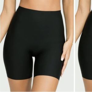 NWT SPANX Thinstincts Mid Thigh Short